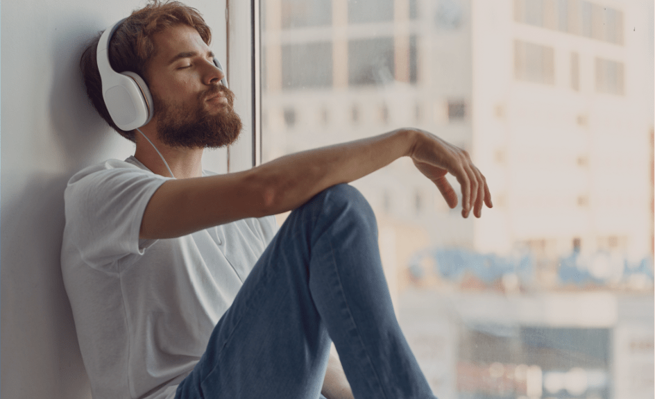 Mann som lytter til musikk og andre abonnementstjenester