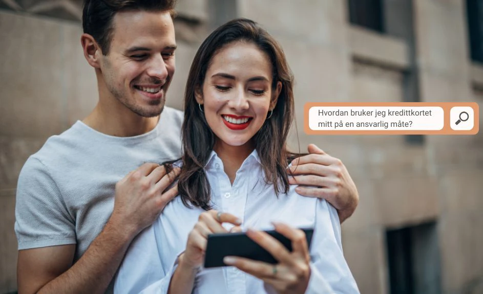smilende par ser på telefon samt tekstboks "Hvordan bruker jeg kredittkortet mitt på en ansvarlig måte?"