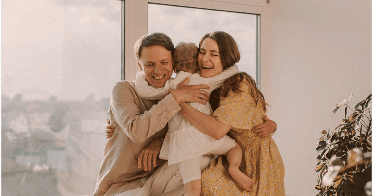 Glad familie med betalingsforsikring