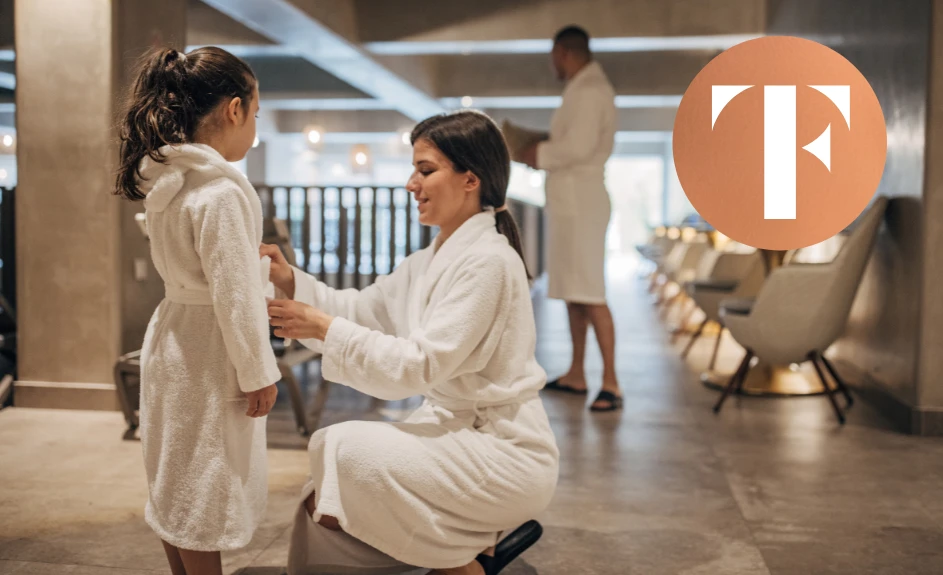 Familie på spa samt oransje TF Bank-logo