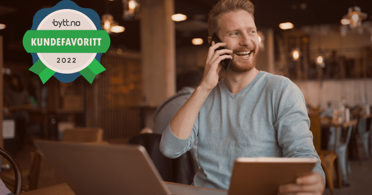 Mann i telefon med kundeservice TF Bank kundefavoritt