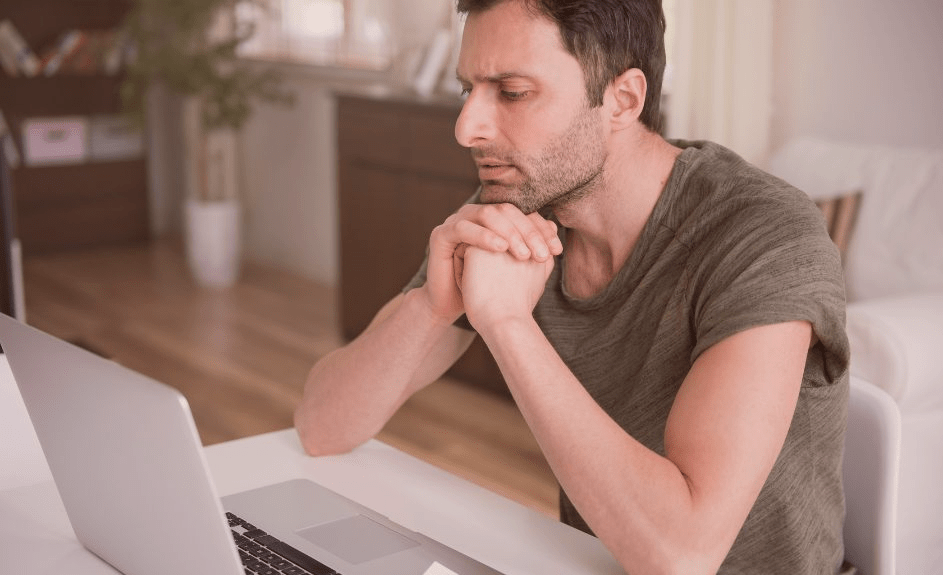 Mann ser bekymret på pc
