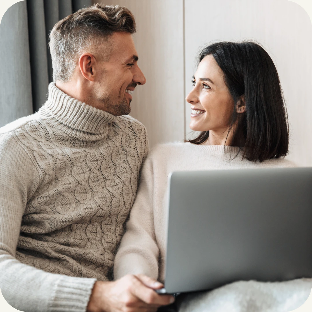 Smildende kjærestepar