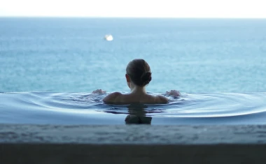 kvinne bader i basseng på spa