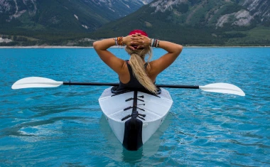kvinne i kajakk