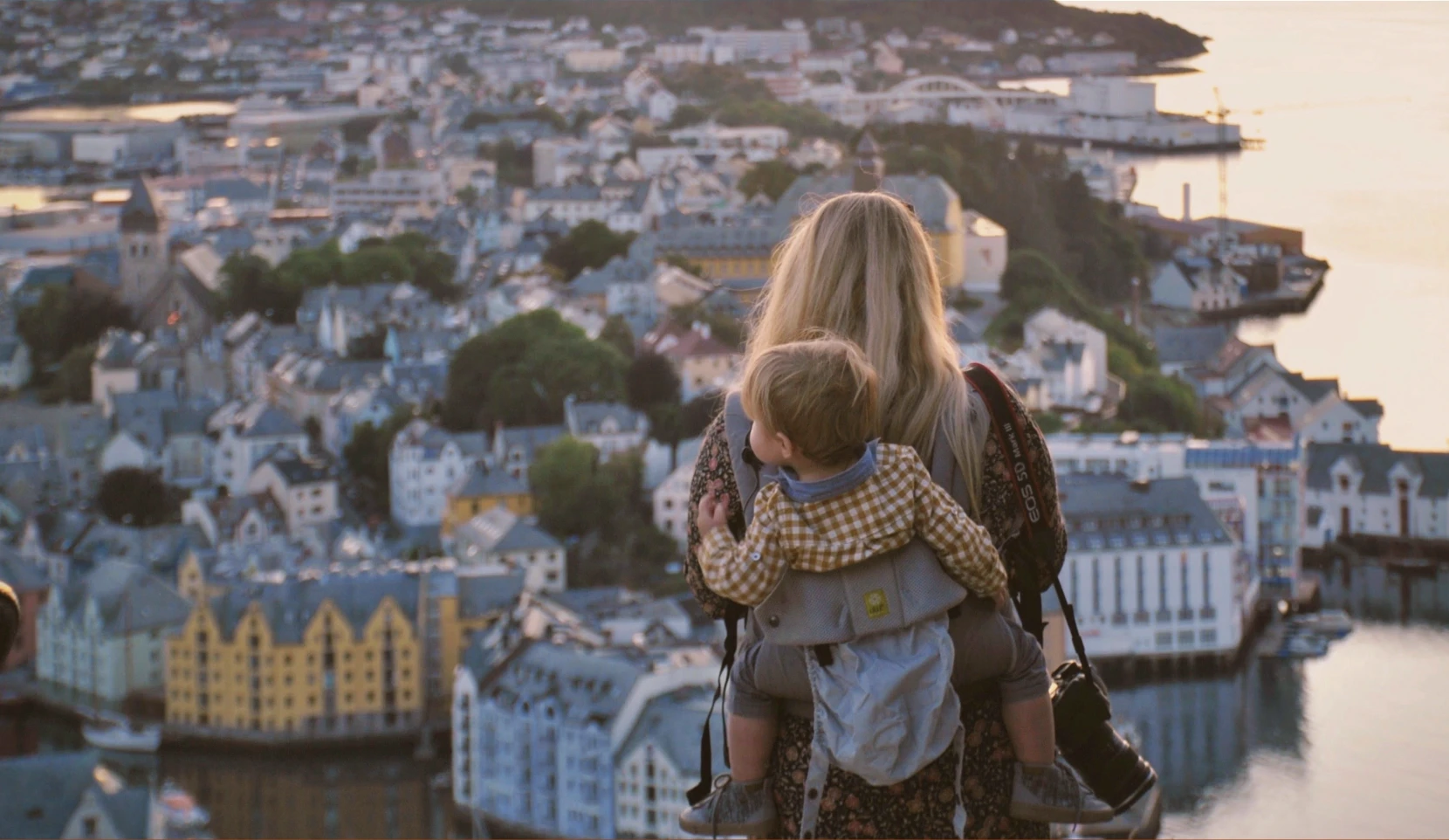 mor og sønn ser ut over en by
