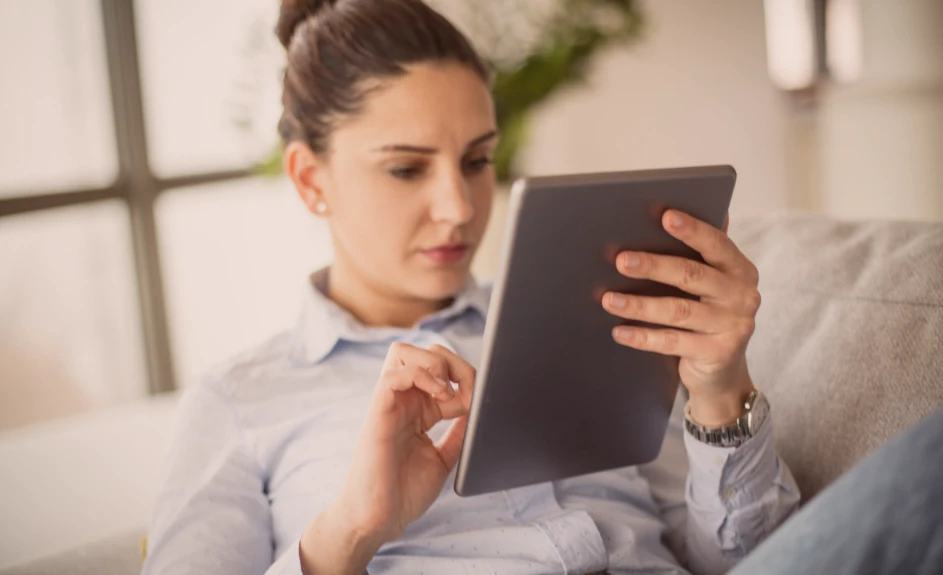 kvinne refinansierer enkelt på nett