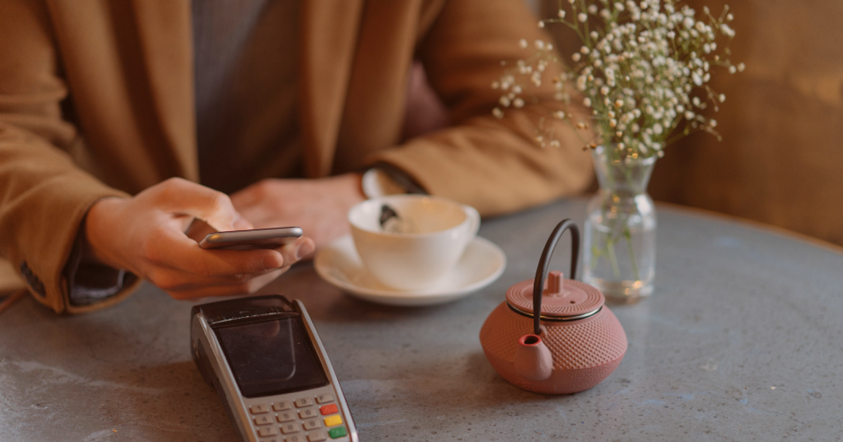 kvinne betaler med kredittkort på Vipps