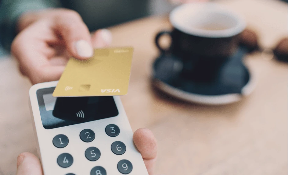person som betaler kontaktløst med kredittkort