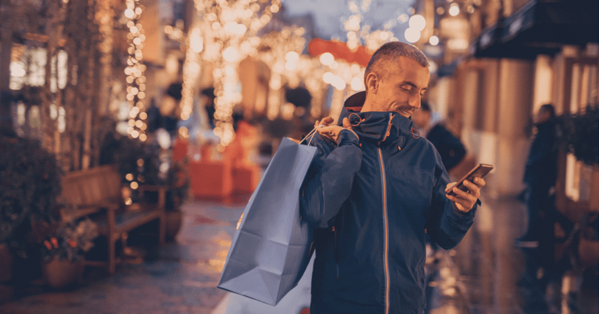 mann som handler på black friday