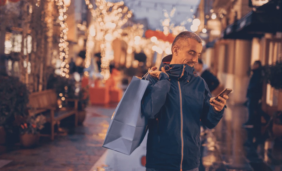 mann som handler på black friday