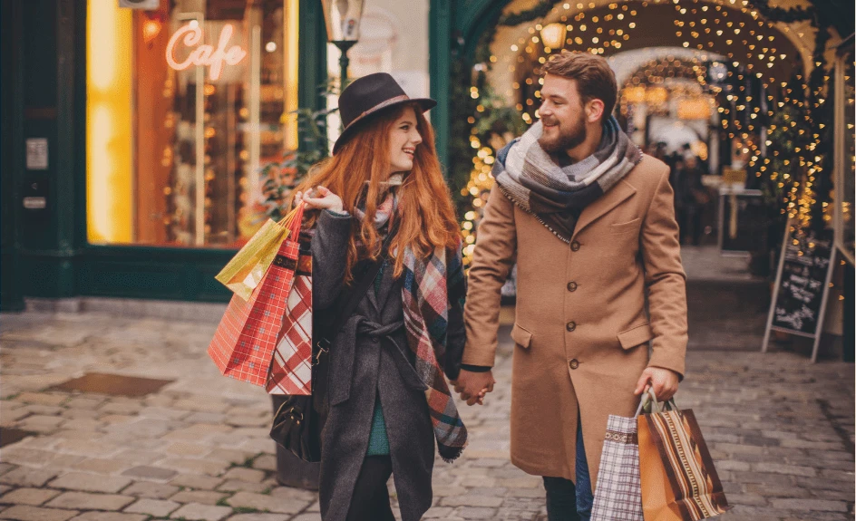 Smilende par julehandler