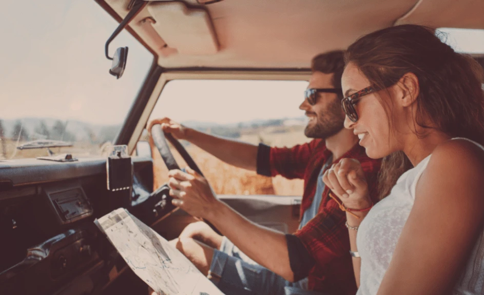 Par på reise i leiebil med gratis reiseforsikring på kredittkort