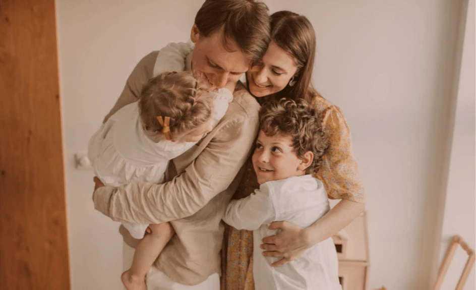 Glad familie med betalingsforsikring på kredittkort