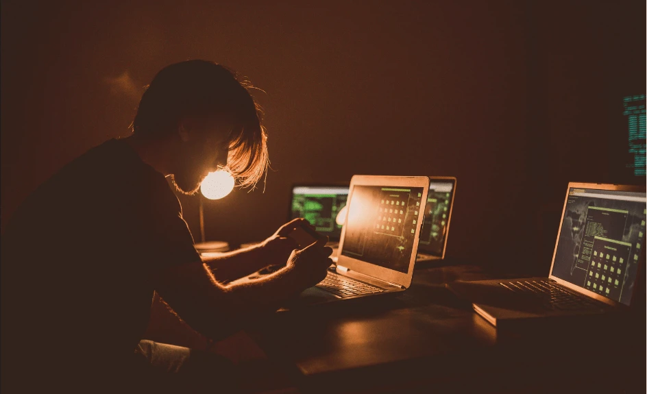 Person som jobber med ID-tyveri