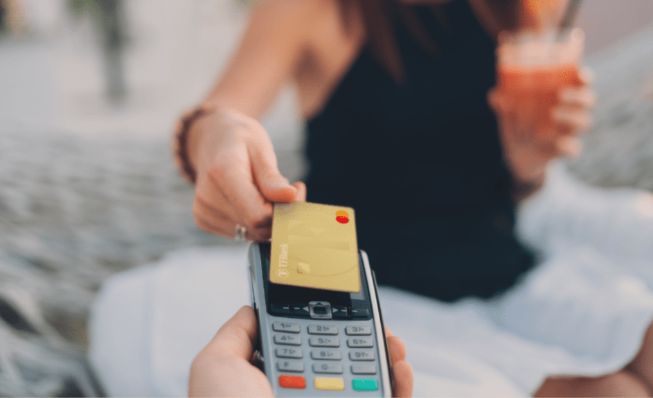 kvinne bruker kredittkort på ferie
