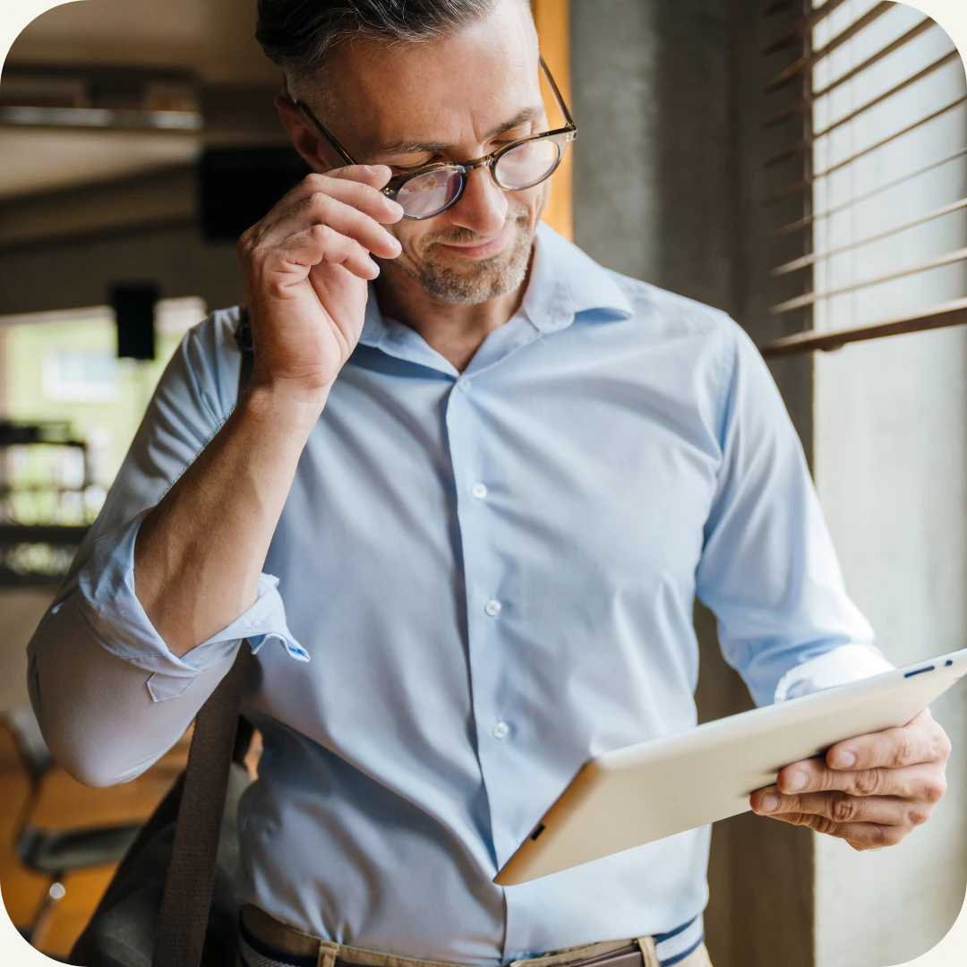 businessmann ser på nettbrett