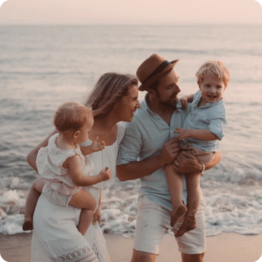 smilende familie på strand