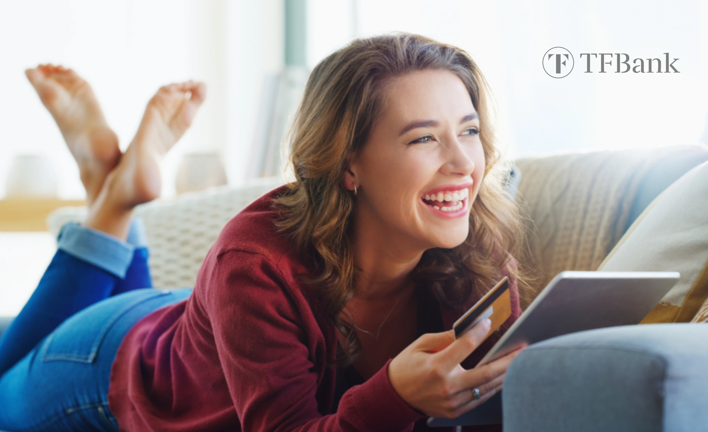 smilende kvinne ligger på sofa og gjennomfør kjøp online