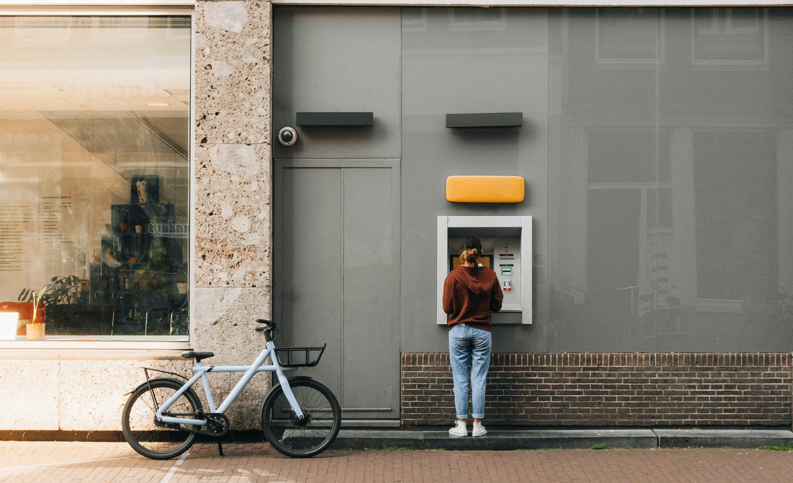 Kvinne tar ut kontanter fra ATM