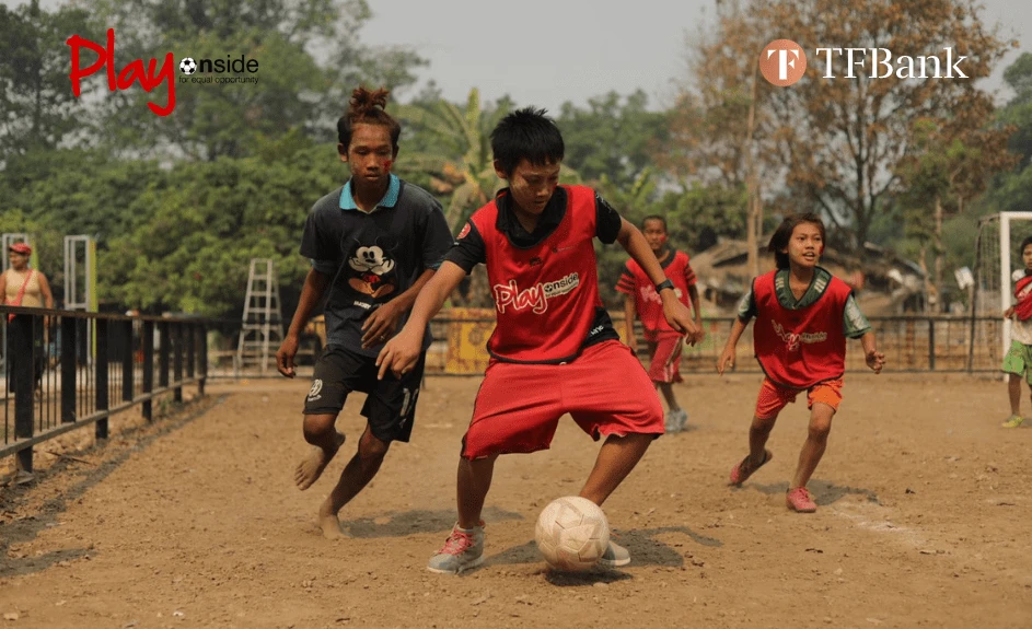 Barn spiller fotball hos Playonside