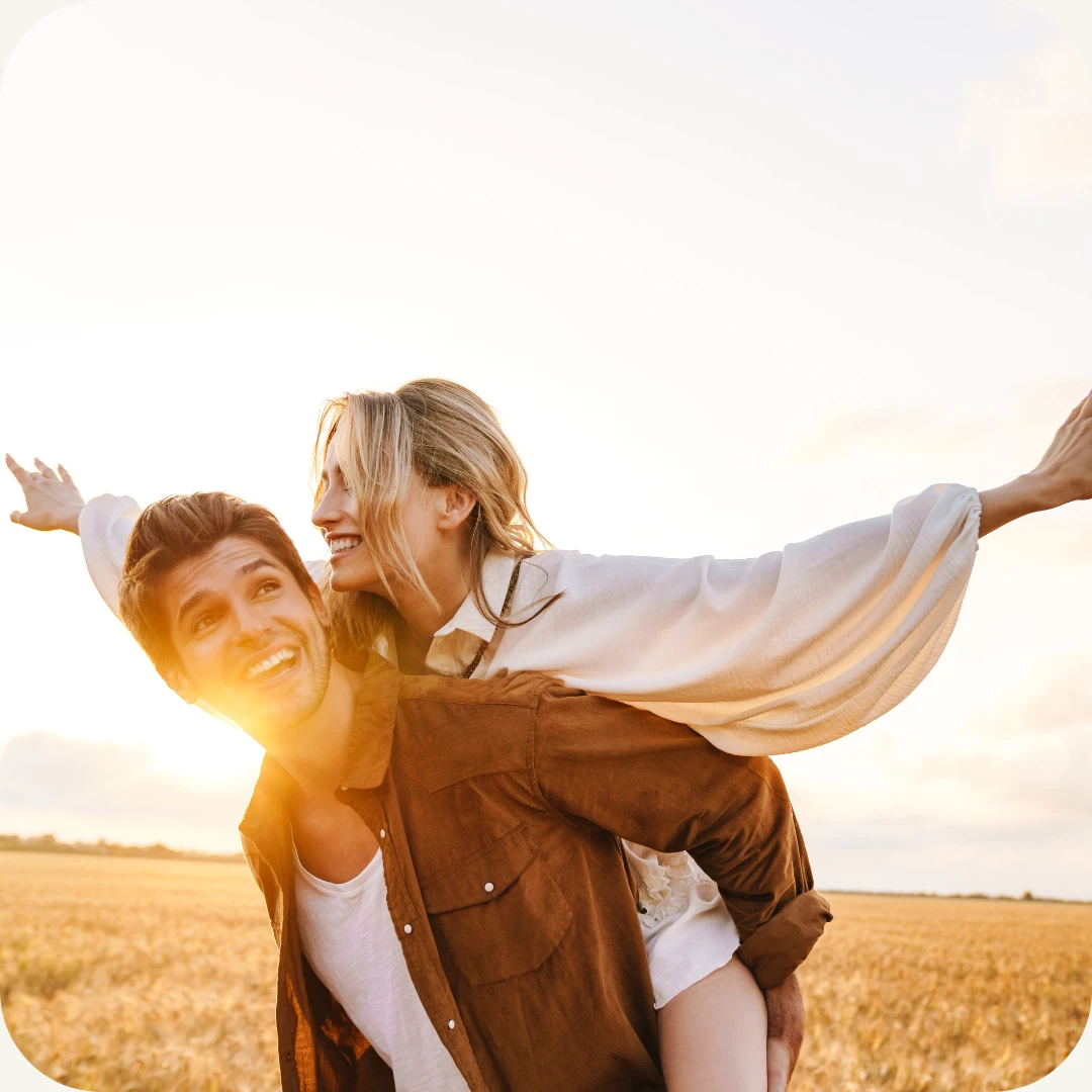 Smildende kjærestepar