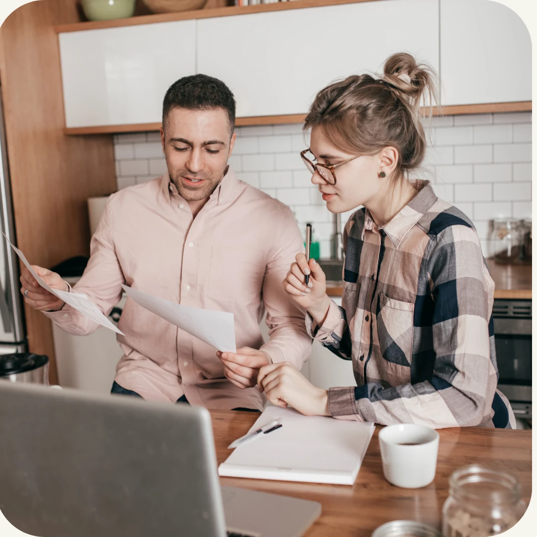 kjærestepar analyserer dokumenter