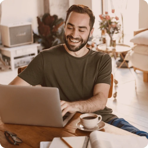 mann refinansierer og sender over dokumenter på pc