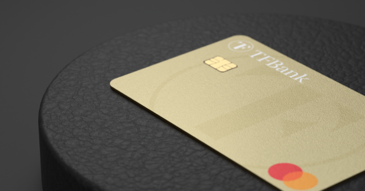 TF Bank Mastercard kredittkort på svart bakgrunn