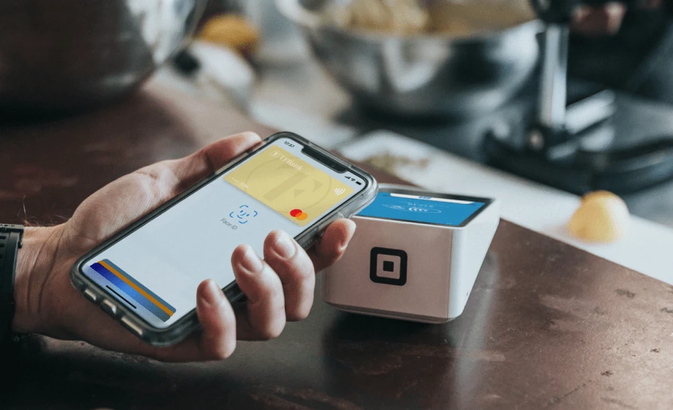 Betaler med Apple Pay i kasse