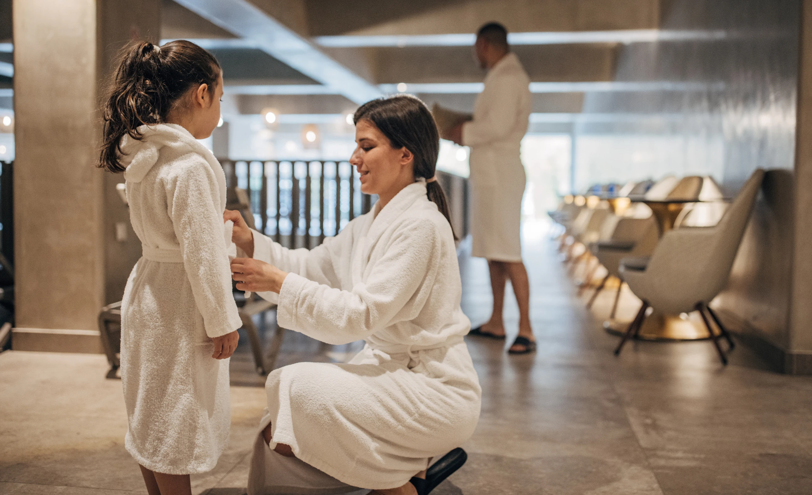 mor og datter i badekåpe på spa