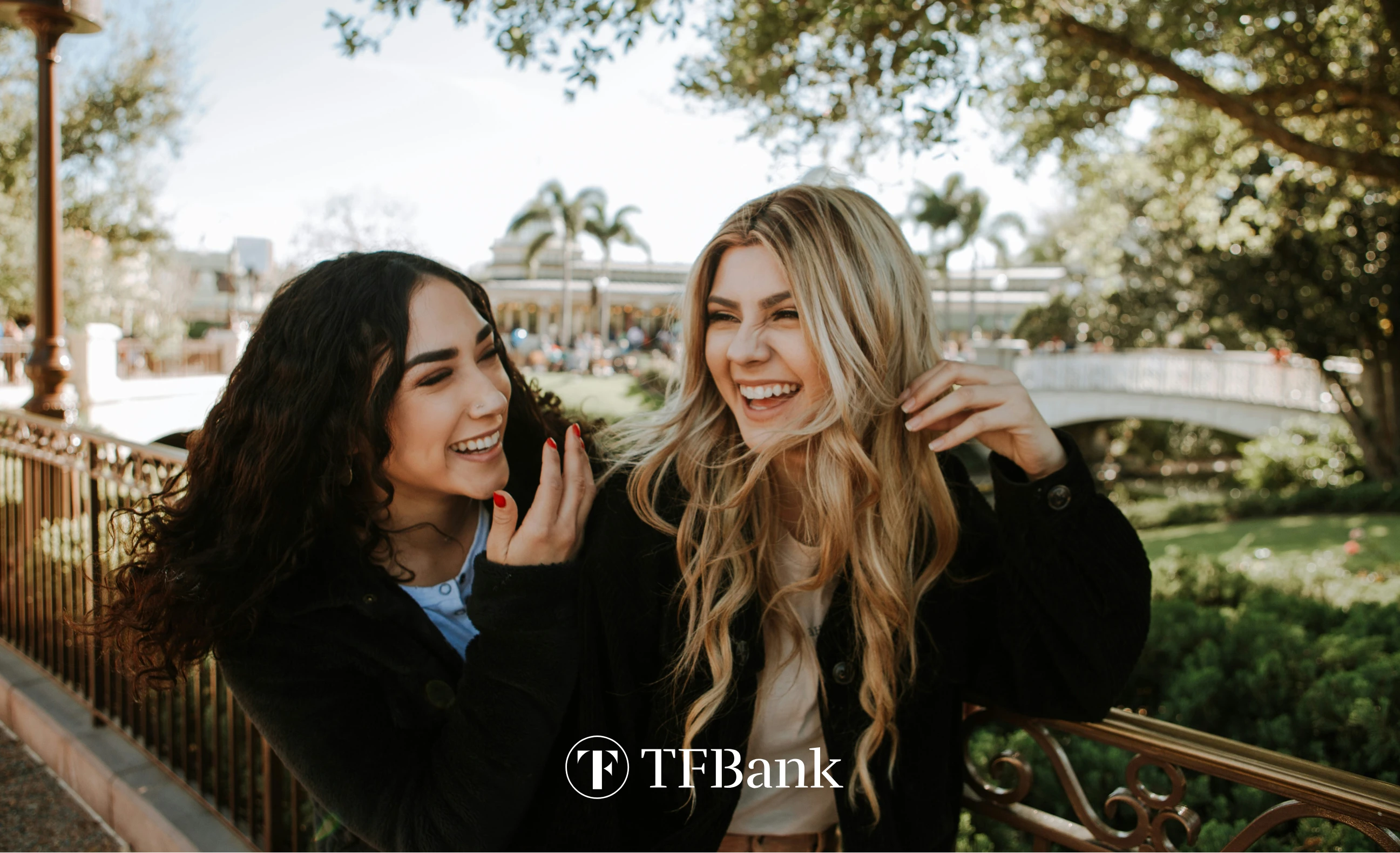 to smilende jenter i park