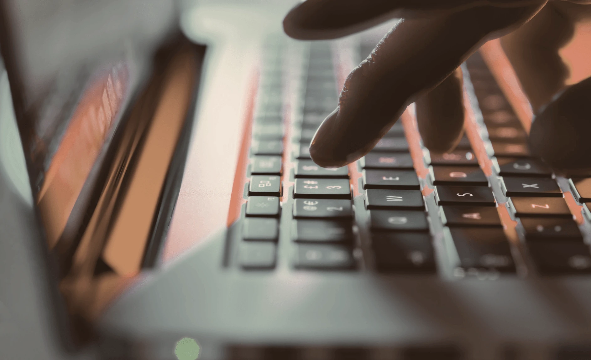 Mann som skriver på PC-tastatur