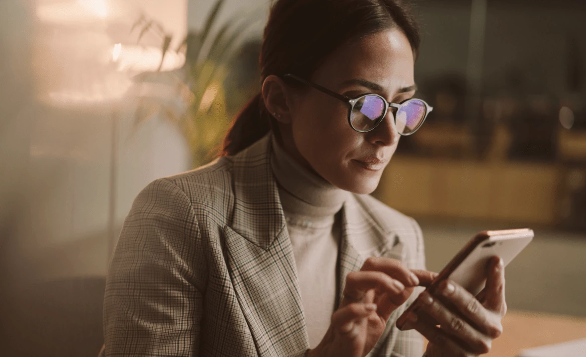 Dame forsøker å logge inn med BankID