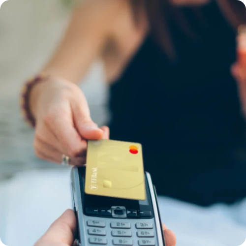 kvinne betaler med TF Bank Mastercard kredittkort med fordeler og rabatter