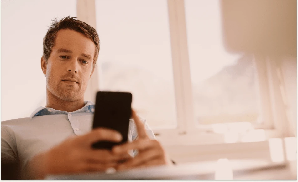 mann handler på nett med kredittkort på mobil