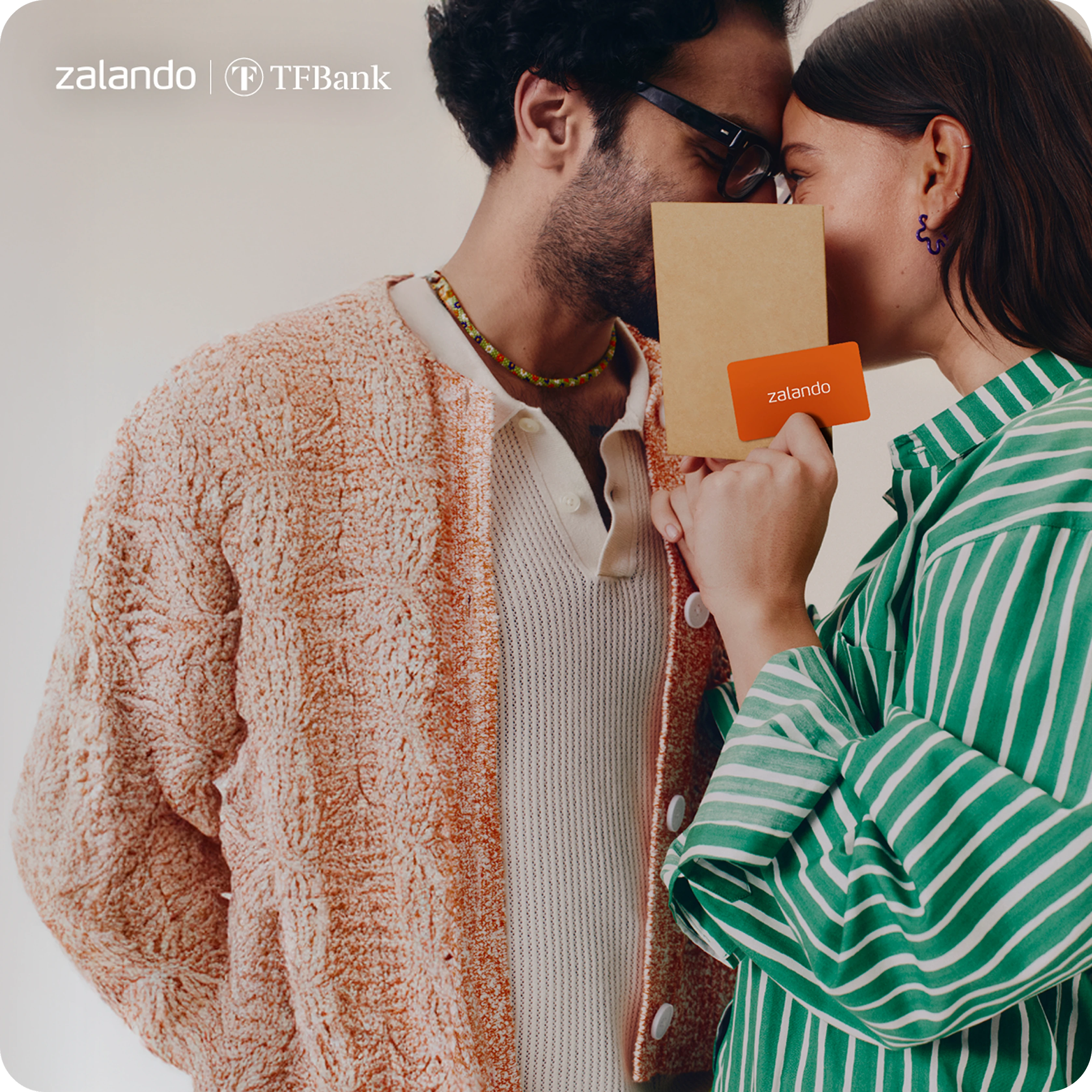 smilende par med gavekort i hånden