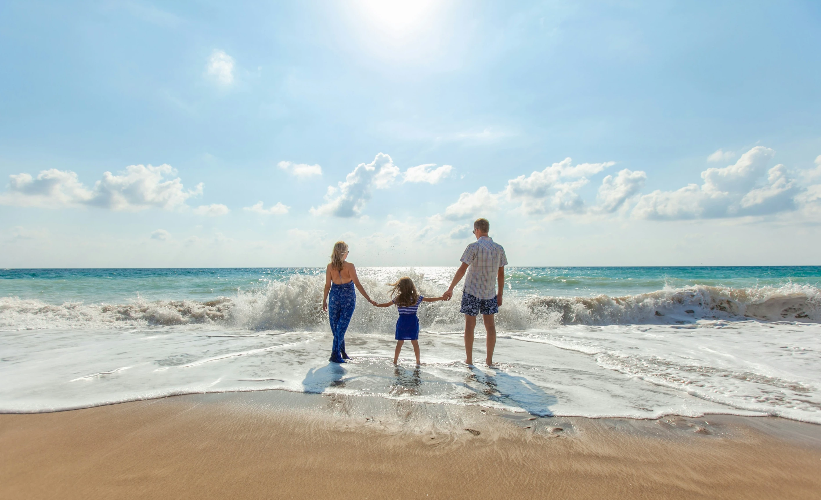 Familie på tropisk strand