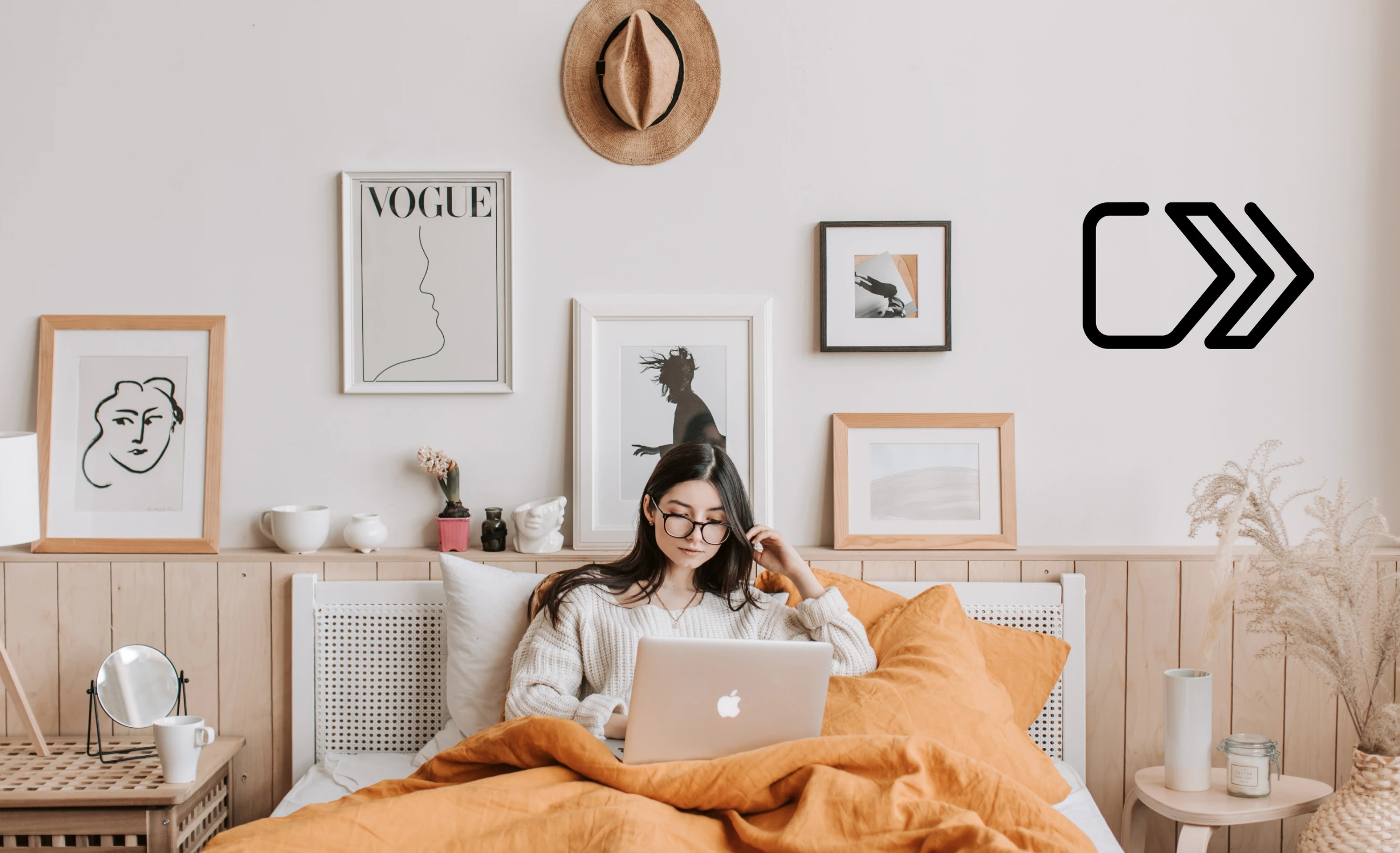 kvinne sitter på seng med pc i fanget