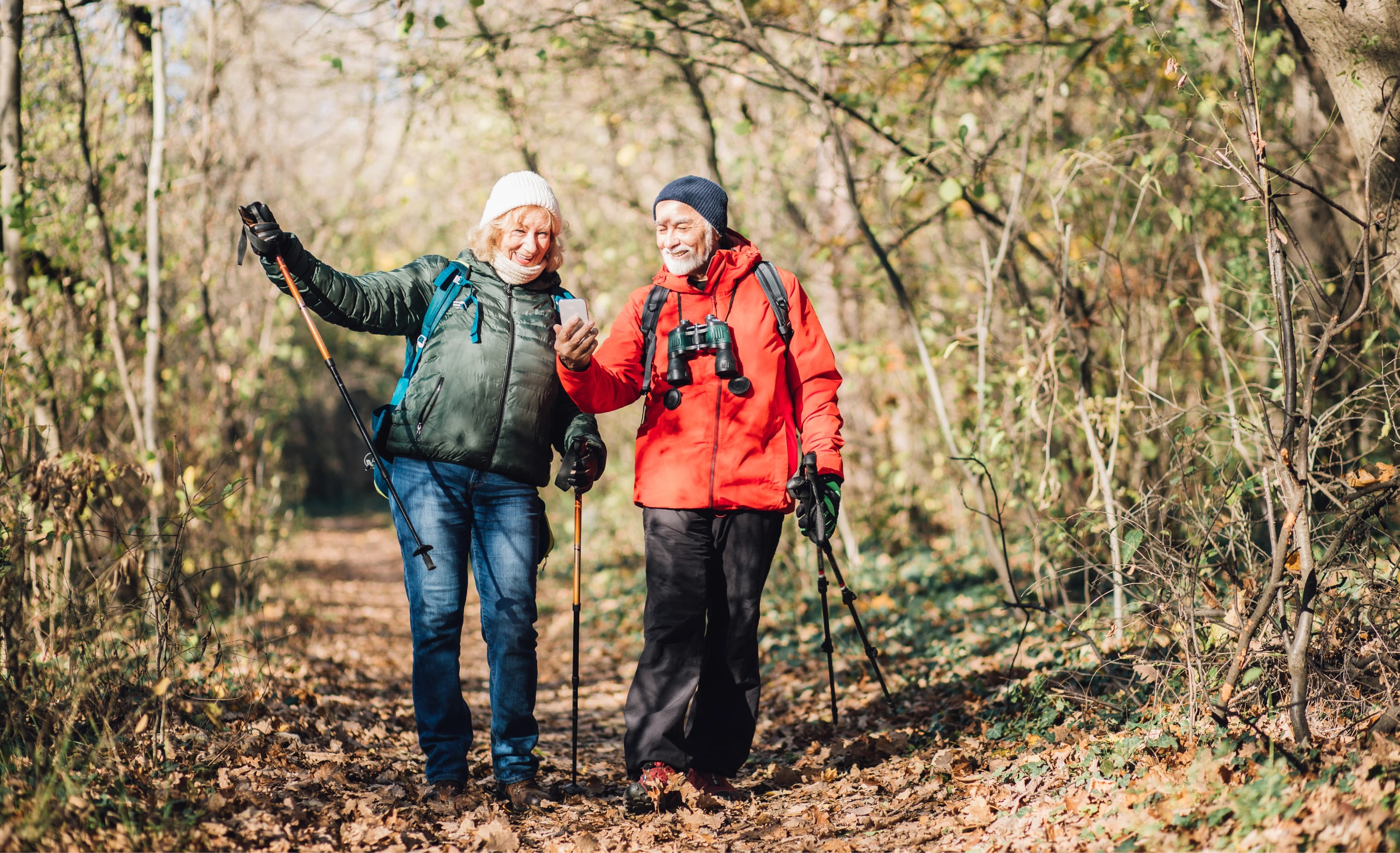 eldre dame og mann på tur i høstvær