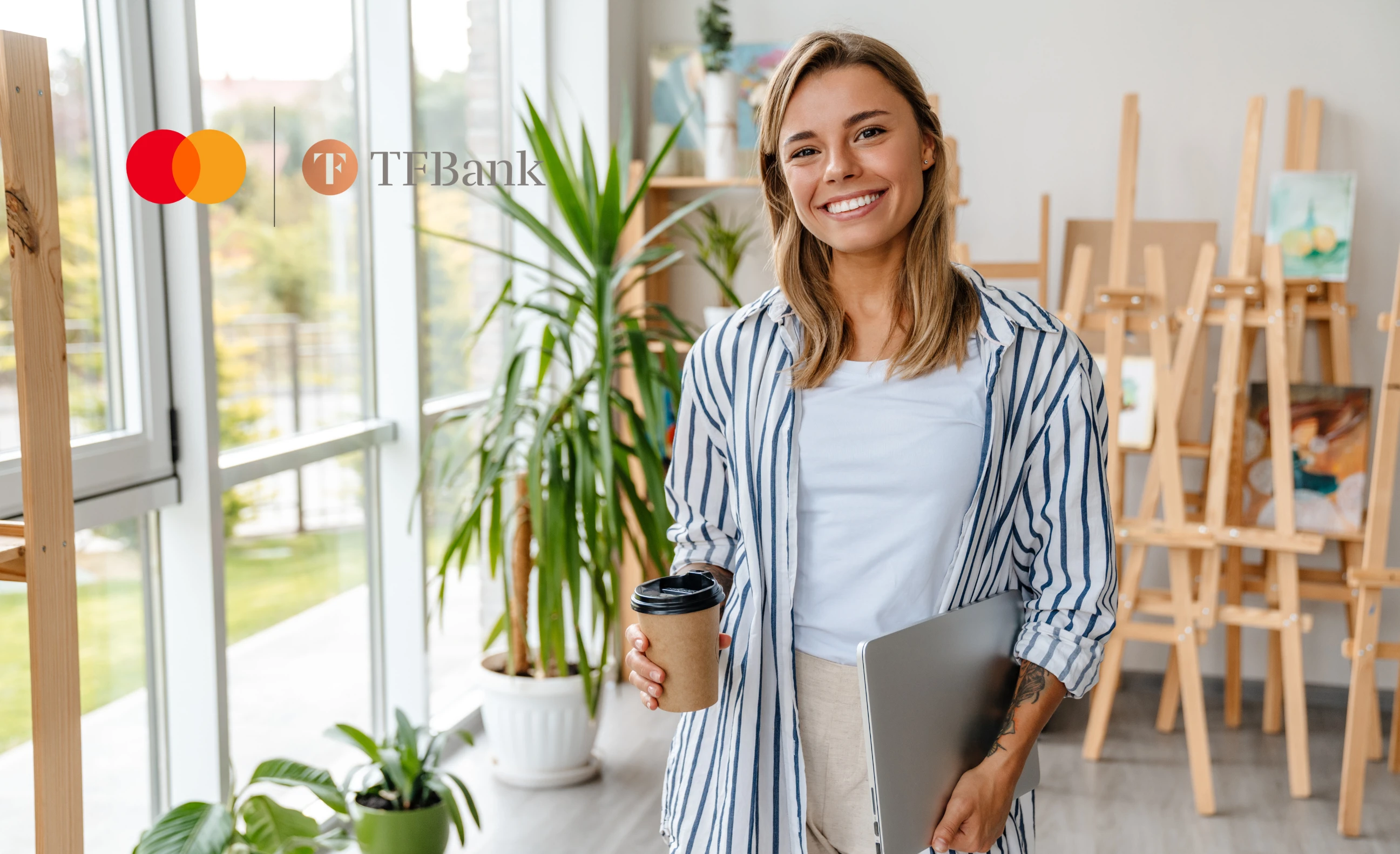 smilende kvinne på lyst kontor