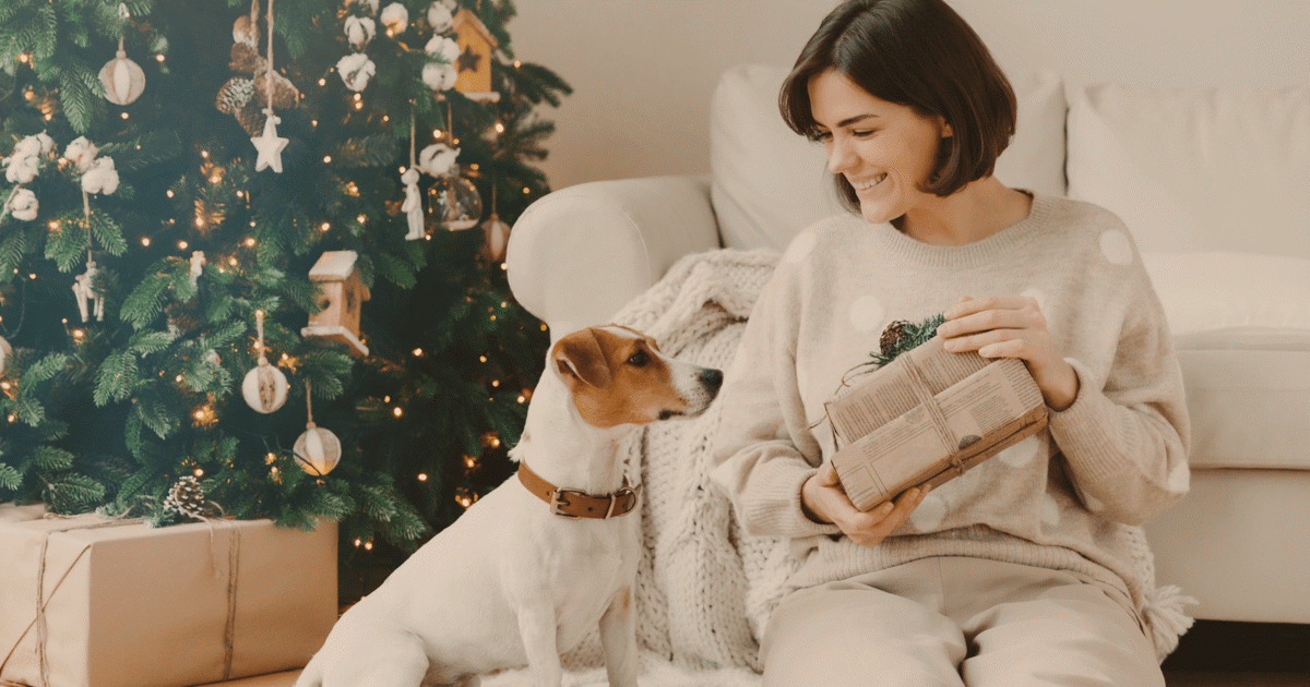 Kvinne foran juletre er glad for å ha brukt kredittkortet smart i julesesongen