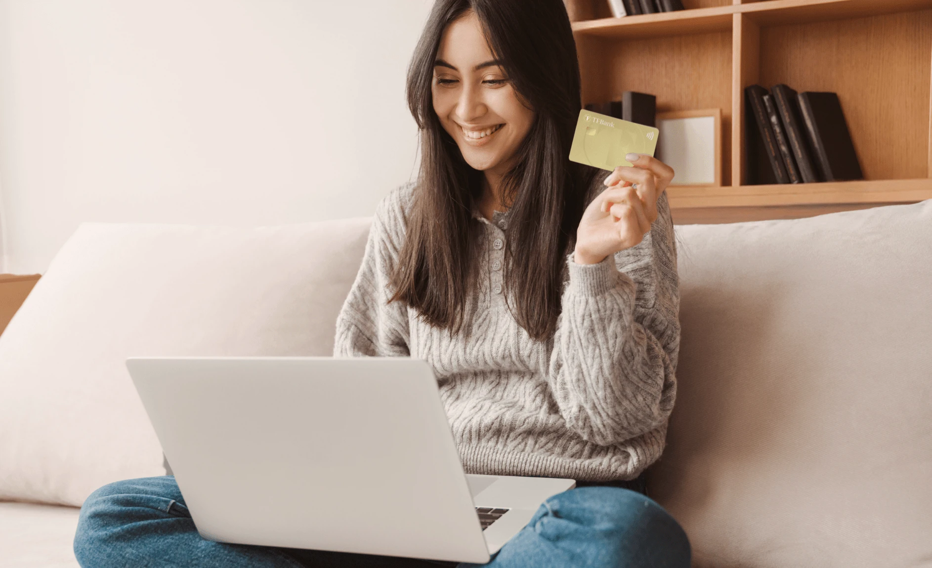 Dame bruker TF Bank Mastercard til å handle på Cyber Monday 