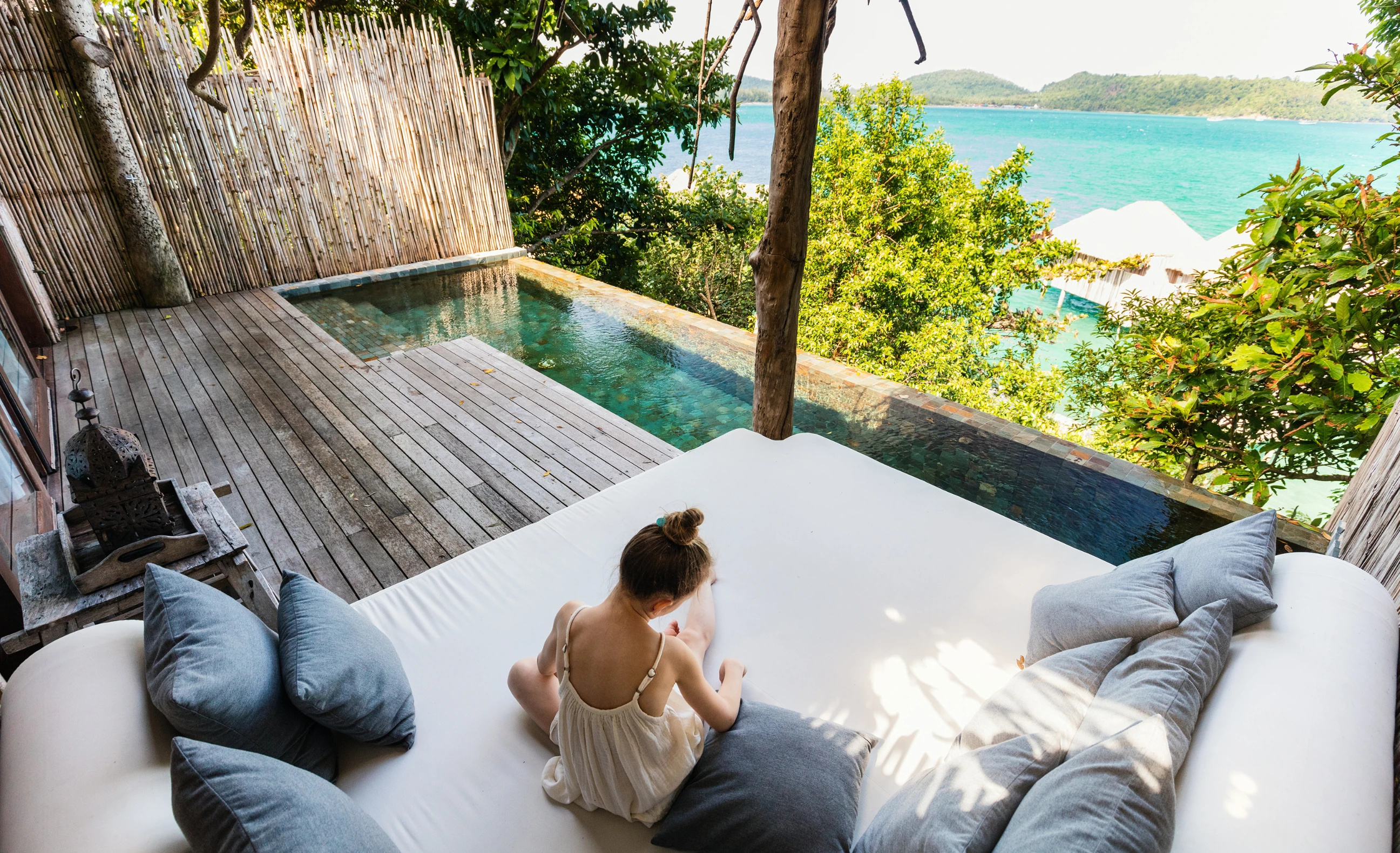 kvinne på tropisk hotell