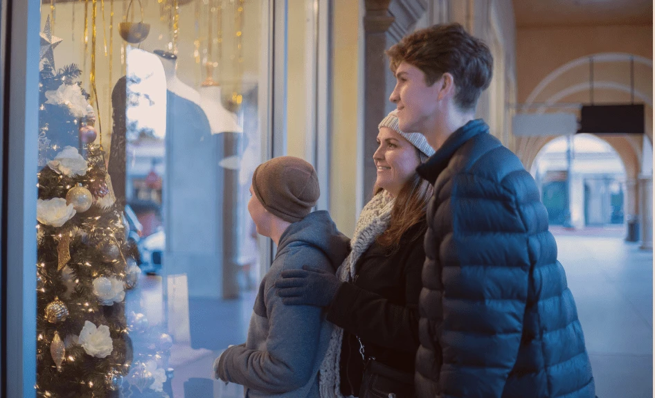 familie handler på black friday
